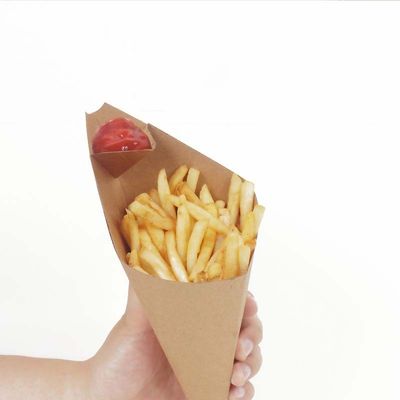 Le patate fritte rivestite del pe incartano il contenitore eliminabile di carta kraft delle tazze del cono con salsa